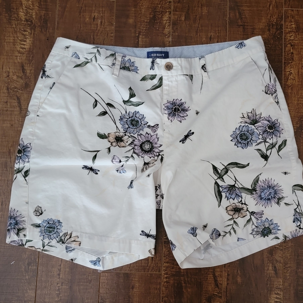 Old Navy Shorts Flowers 100 % Cotton  Size 14   White